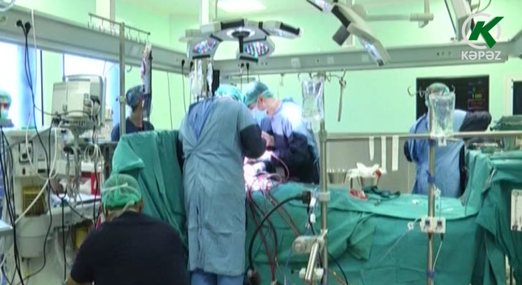 U eshagini katta belbogga qoydi